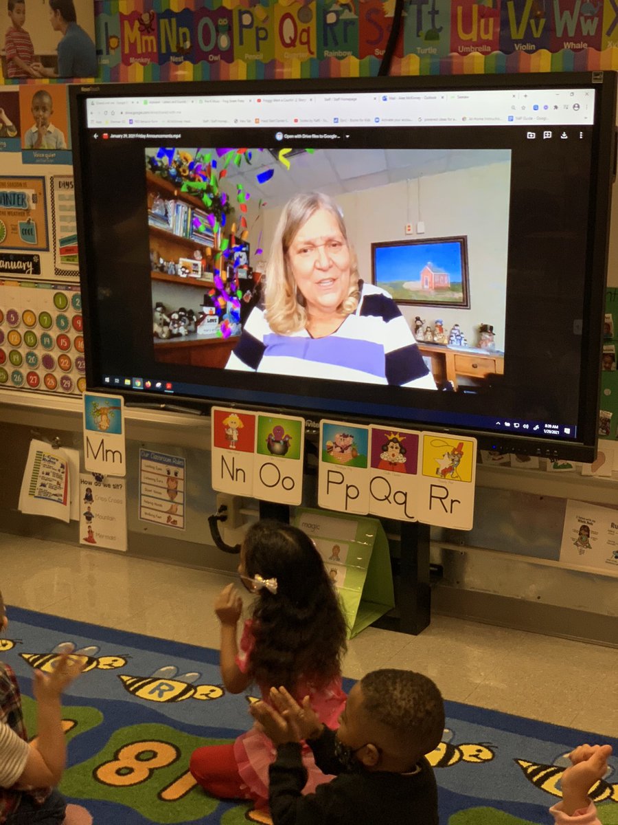 DowellDeloris's tweet photo. It’s Friday! The Golden Awards were given out today! Congratulations to @MckinneyAlee ‘s class for receiving the Shining Star Award and the Golden Shoe! Thank you for having great PAWS 🐾 behavior! @ShermanISD @ShermanISDSupt @swhorowitz @jeepers315 https://t.co/CDbQCRJGEN