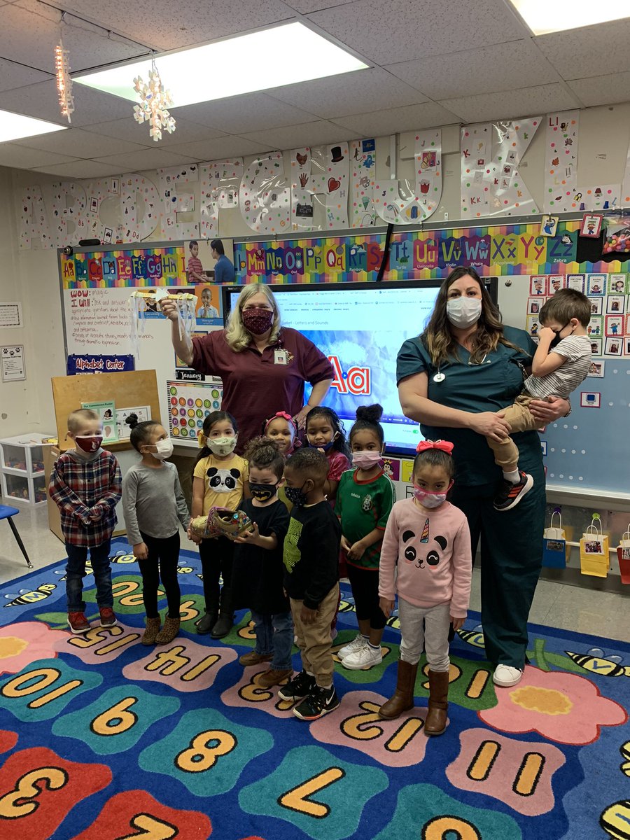 DowellDeloris's tweet photo. It’s Friday! The Golden Awards were given out today! Congratulations to @MckinneyAlee ‘s class for receiving the Shining Star Award and the Golden Shoe! Thank you for having great PAWS 🐾 behavior! @ShermanISD @ShermanISDSupt @swhorowitz @jeepers315 https://t.co/CDbQCRJGEN