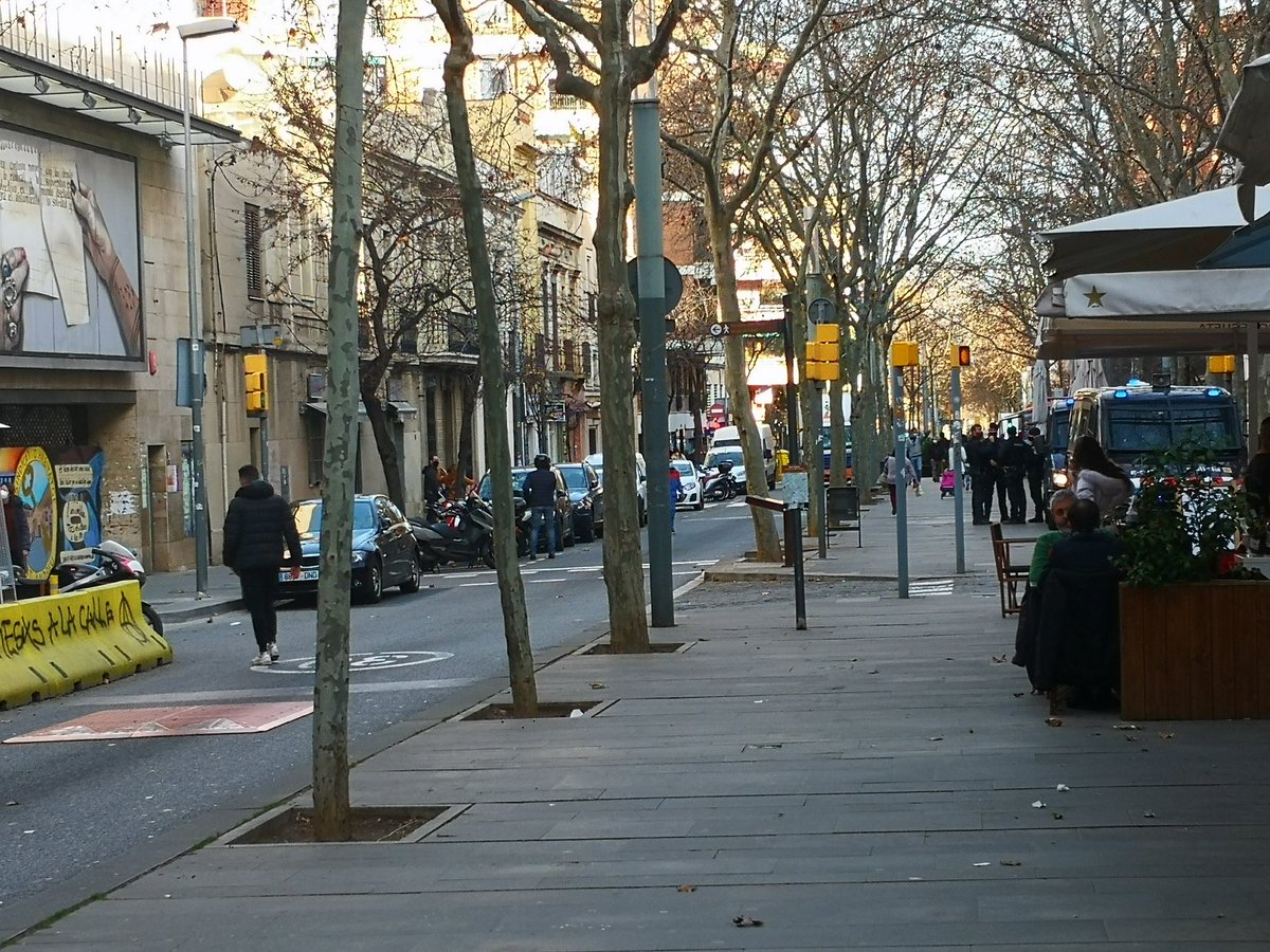 LaCinetika's tweet photo. La policía again per la Cinètika. Ho vam demostrar ahir amb #Resistencies i la #XarxaAliments però sembla que no els hi queda clar que facin el que facin nosaltres continuarem fent poble i xarxa tenint sempre cura entre nosaltres.
La nostra venjança: petar-ho com sempre🔥 https://t.co/cqrh8q2V0t