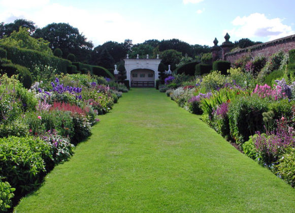 If your garden lacks borders, or your existing ones have descended into chaos, define some beautiful flower borders to transform your garden. Learn how to create borders in six steps. theenglishgarden.co.uk/gardens/how-to… #gardening #gardeningtips