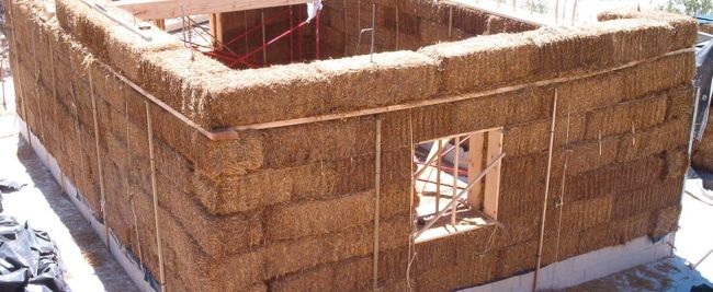 Michell29340172's tweet photo. La paja es uno de los materiales de construcción más antiguos, las construcciones con fardos de paja son relativamente recientes, con sus prestaciones térmicas, métodos constructivos en términos ecológicos y económicos. #UTECIVIL https://t.co/vwO3rpl2hW