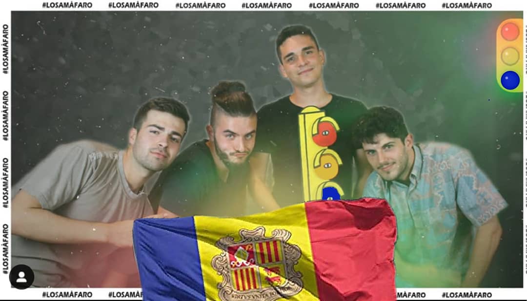 memesdelebre's tweet photo. Los nostres Youtubers del terreno també foten lo camp! 😿 Los de @LSamafaro no senten los colors i se canvien als colors de la bandera d'Andorra i @Bertiresurrect1 los acompanya! I mireu si estan contents a la segona foto, diràs que no senten massa tristesa de marxar! 😂 https://t.co/9beZpF9W1c