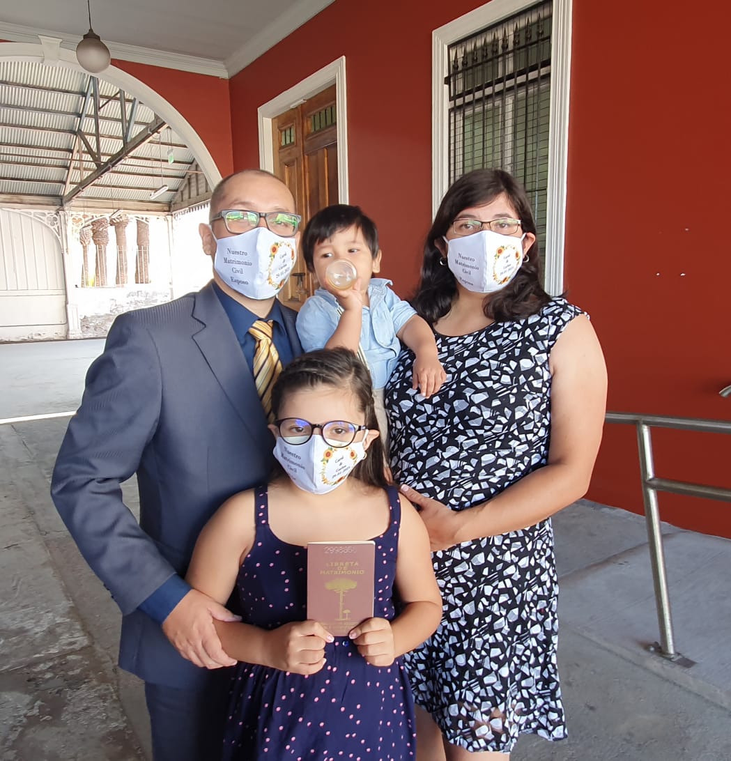 RCivil_Tarapaca's tweet photo. Hoy en Oficina #Iquique Carol y Carlos -junto a sus hijos- lucieron felices su libreta de matrimonio, luego de la ceremonia realizada bajo estrictos protocolos.
Más información sobre matrimonios y acuerdo de unión civil en https://t.co/mh4AgEk7RY https://t.co/D52VdbfxHY