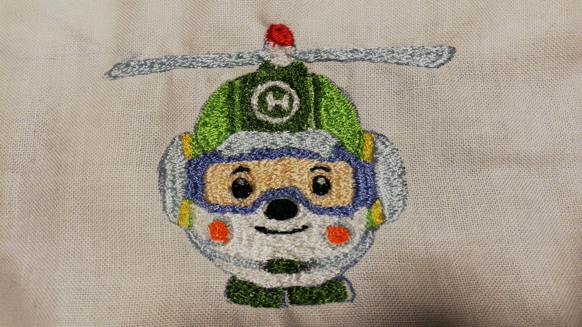 くろまりこん ロボカーポリーのメインキャラ4体ミシン刺繍し終わりましたー 下書きまで終わらせてたから今日２体も このシリーズのキャラに慣れてきたのか 今日のはうまく出来たと思います 早く娘に見せたい 刺繍 ミシン刺繍 フリーモーション
