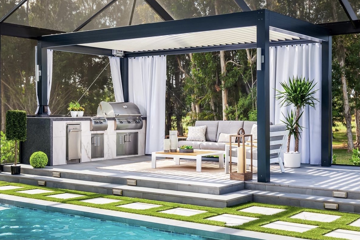 Serenity and style come together in this stunning outdoor space designed and built by @knaakdesigngroup and featuring an Echelon Diamond grill, side burner, ice maker and doors. #outdoorliving #outdoorroom #outdoorkitchen #exteriordesign #landscapedesign #luxurygrill