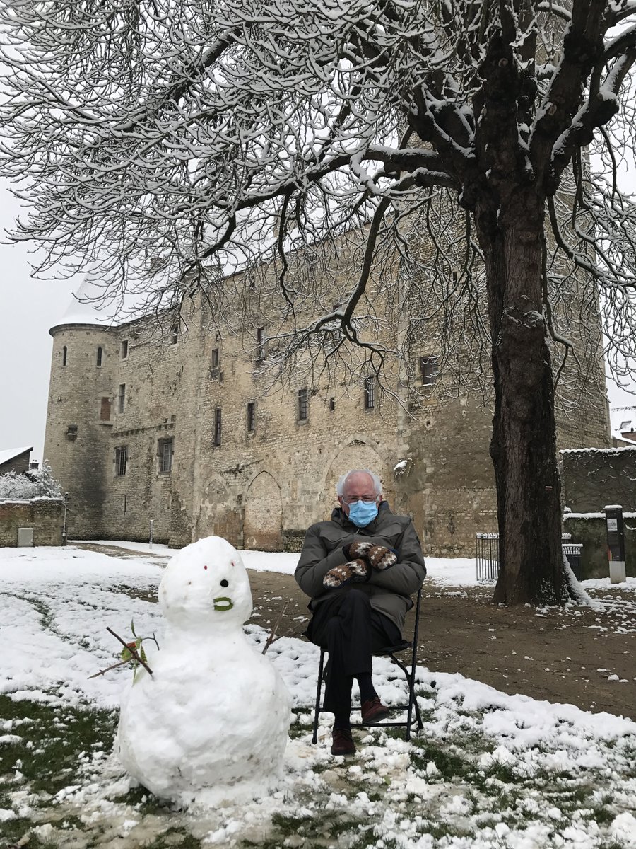 VilledeNemours's tweet photo. Vu ! Bernie à #Nemours 👀 #berniesanders #berniesitting #berniesittingmeme #berniememes #villedenemours #landscape #snow #neige #chateaumuseedenemours #bibliothequedenemours #bordsduloing #jaimemaville @ChateauNemours https://t.co/1JXWY65cQA