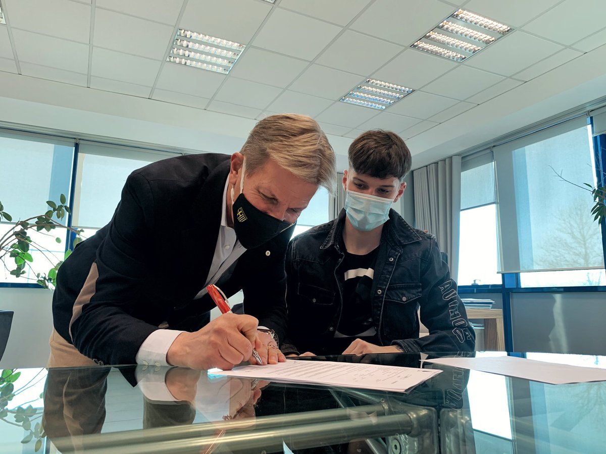 Kyle_J_Krause's tweet photo. 🇷🇴 ✍🏼💛💙

Ready to welcome -#DennisMan to Parma!

#ForzaParma https://t.co/uTnl9ksAsC