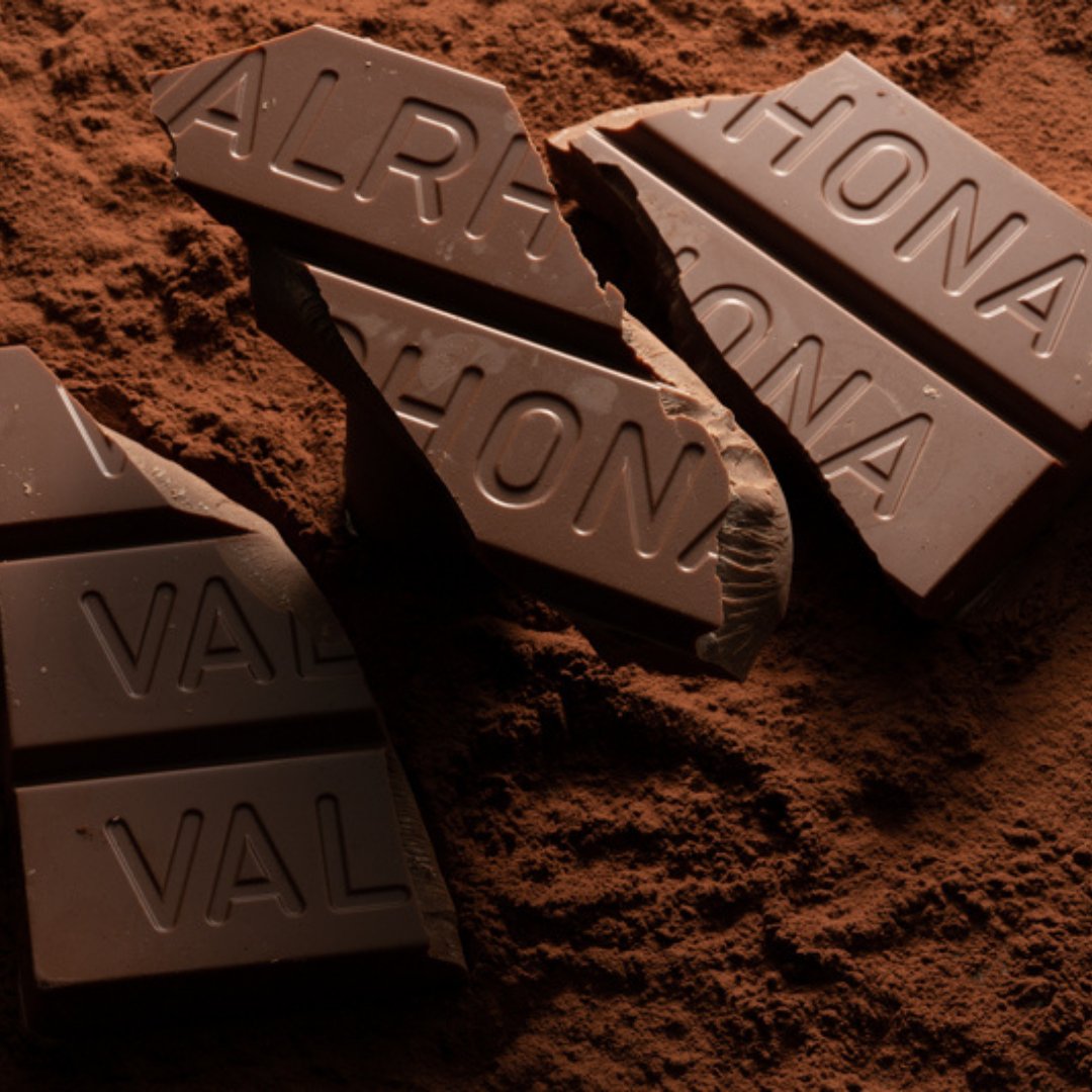 [CHANGING VEGAN PASTRY] 
Discover the unique aromatic profile of AMATIKA 46% sets it apart from other chocolates. Its melt-in-the-mouth texture reveals notes of cocoa, toasted almonds and a hint of acidity. 
#amatika #vegan #plantbased #valrhona #chocolat #chocolate #innovation