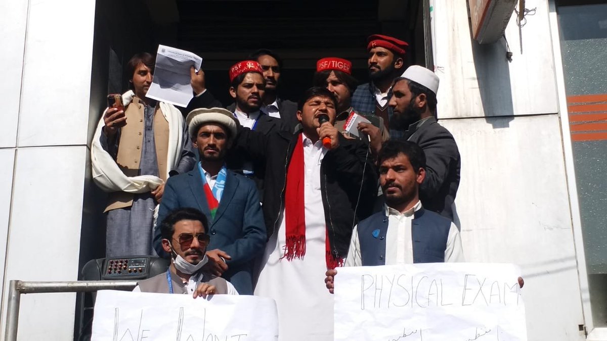 ANPMarkaz's tweet photo. پختون سٹوڈنٹس فیڈریشن کے زیراہتمام فزیکل امتحانات کے خلاف اور سٹوڈنٹس یونین کی بحالی کے حق میں احتجاجی مظاہرہ۔ طلباء کی کثیر تعداد نے شرکت کی اور مطالبہ کیا کہ آن لائن کلاسز لینے کے بعد امتحانات بھی آن لائن لئے جائیں۔
#OnlineExamsOrWeProtest 
#PSFStandsWithStudents https://t.co/Nsqxfp5pR5