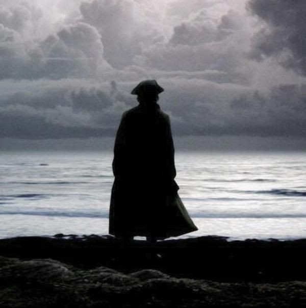 dracostrange_'s tweet image. Taegi au - in the shadows

Durante a invasão para saque e vandalismo, o Capitão Valete acaba salvando um garoto prestes a morrer queimado como um bruxo. 
Quem é Yoongi? E que segredos ele esconde do Capitão, porque seu corpo é coberto com desenhos, e porque o mal o segue?