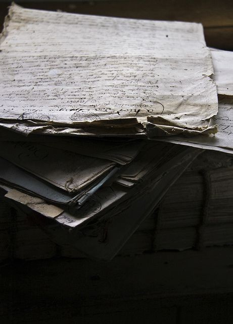 dracostrange_'s tweet image. Taegi au - in the shadows

Durante a invasão para saque e vandalismo, o Capitão Valete acaba salvando um garoto prestes a morrer queimado como um bruxo. 
Quem é Yoongi? E que segredos ele esconde do Capitão, porque seu corpo é coberto com desenhos, e porque o mal o segue?