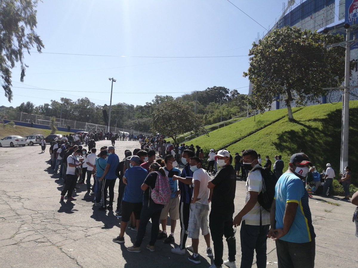 Aficionado503's tweet photo. Largas colas para comprar las entradas en el sector de general norte
#LMF2020
#Apertura2020
#Final2020 https://t.co/SXIevXpCr0