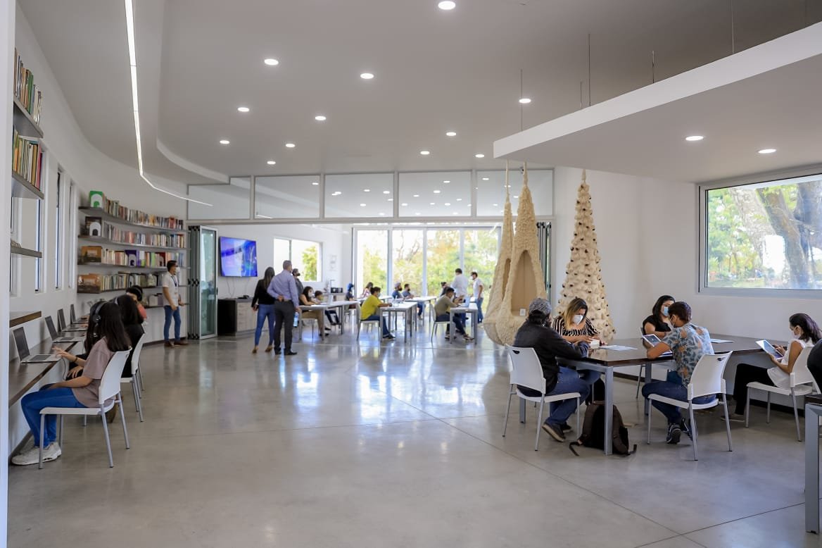 imj_sansalvador's tweet photo. 💻📘 | La Biblioteca Digital de la Col. Satélite es un espacio para apoyar la educación y el aprendizaje de miles de niños y jóvenes.

👨‍💻 | Conoce más detalles de este proyecto en: https://t.co/lQzRSsXbt3 #SSesTuyo #NetoCumple https://t.co/77bCLYZTDM
