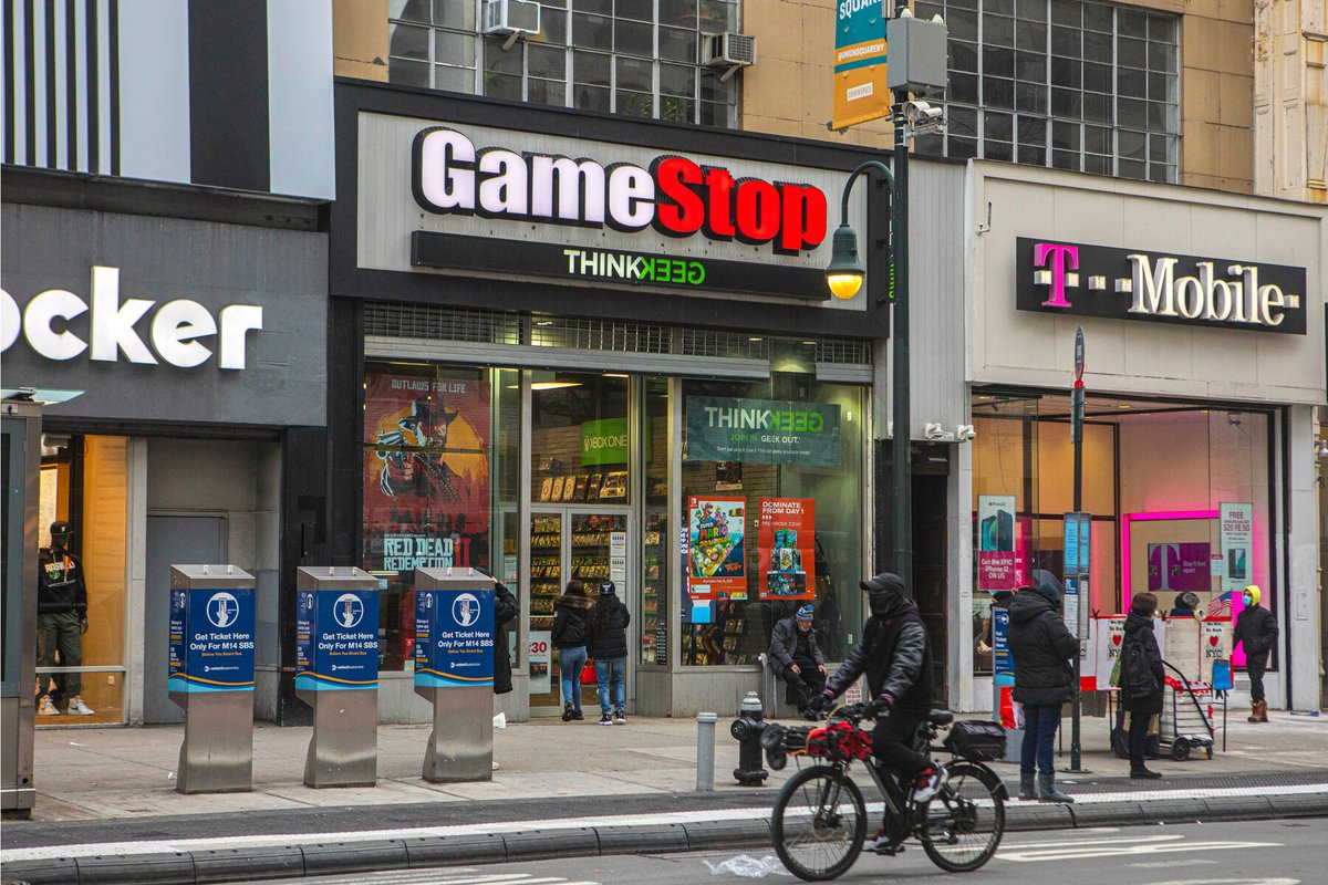 Sekarang baru kita masuk ke GameStop. Syarikat GameStop ni memang tidak berapa menguntungkan sejak beberapa tahun lepas, harga saham pun dalam fasa downtrend sejak 2016.Dalam fasa downtrend ni seronok la hedge fund buat untung, dari $30 ke $10, $10 ke $4.