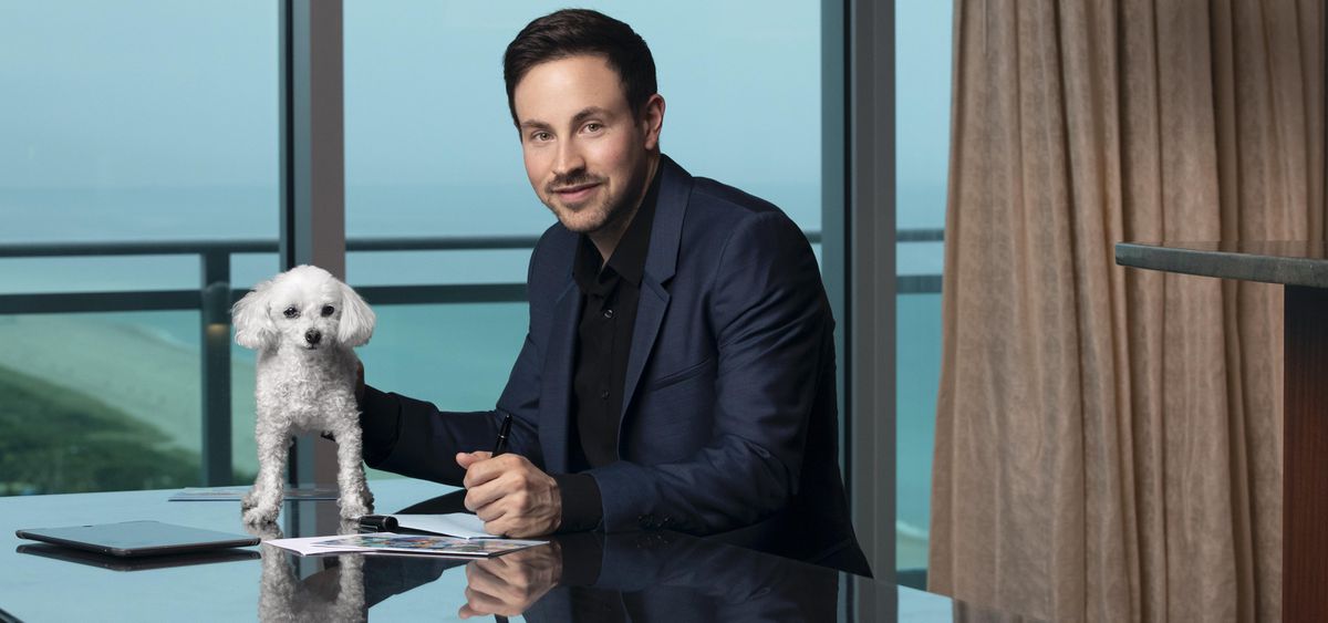 Sentimen positif terhadap GameStop bermula apabila Ryan Cohen membeli saham GameStop sebanyak 10% pada Ogos 2020 dan hadir dengan strategy nak turnaround.Ryan Cohen adalah pelabur individu terbesar dalam saham Apple.