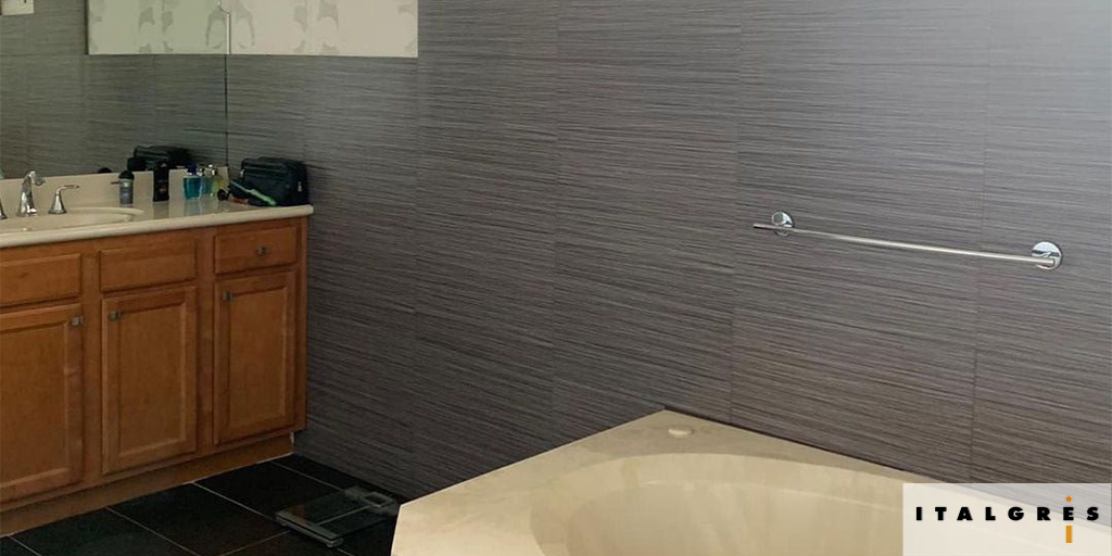 Italgrestiles's tweet photo. Italgres has collaborated in the renovation of this bathroom.The tiles in stone finish that have been chosen as flooring to give sobriety and elegance in combination with the white cladding with a slight volume that has given it a totally renovated style.The result is incredible! https://t.co/GDJy0ErLTT