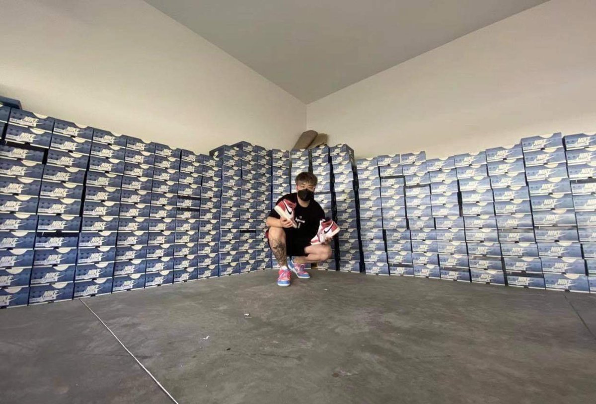 woofwoof1030's tweet photo. if anyone would like to preorder a pair of trophy room jordan 1 in any size please dm my boy @HEIRMJ 

$1750 per, any size 
2 or more pairs, $1650 per 

random rt will receive a pair for free in any size, goodluck! @snkr_twitr @Complex @ComplexSneakers @elonmusk @nikestore https://t.co/ZWBjhfjHLH