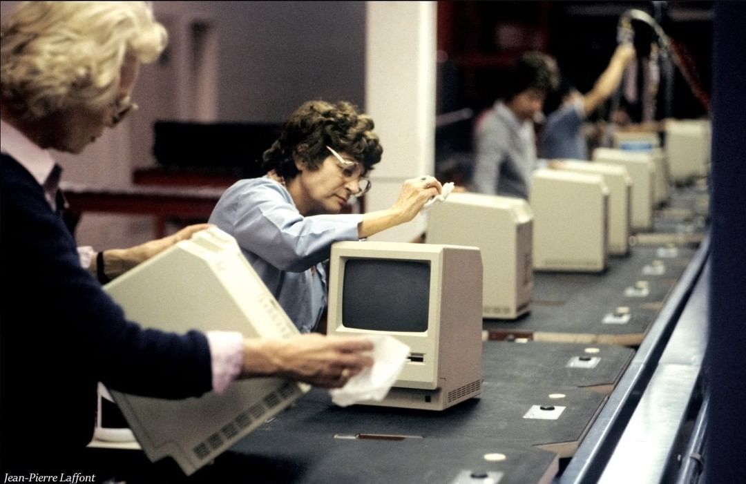digilearningHQ's tweet image. The Macintosh computer assembly line at the Apple factory in Cupertino, CA. January 25, 1984. (Photo by Jean-Pierre Laffont)

#macintosh #macintoshcomputer #computer #apple #originalmacintosh #macintoshsetups #apple #stevejobs #applecomputer #macintoshse30 
#Macintoshapple