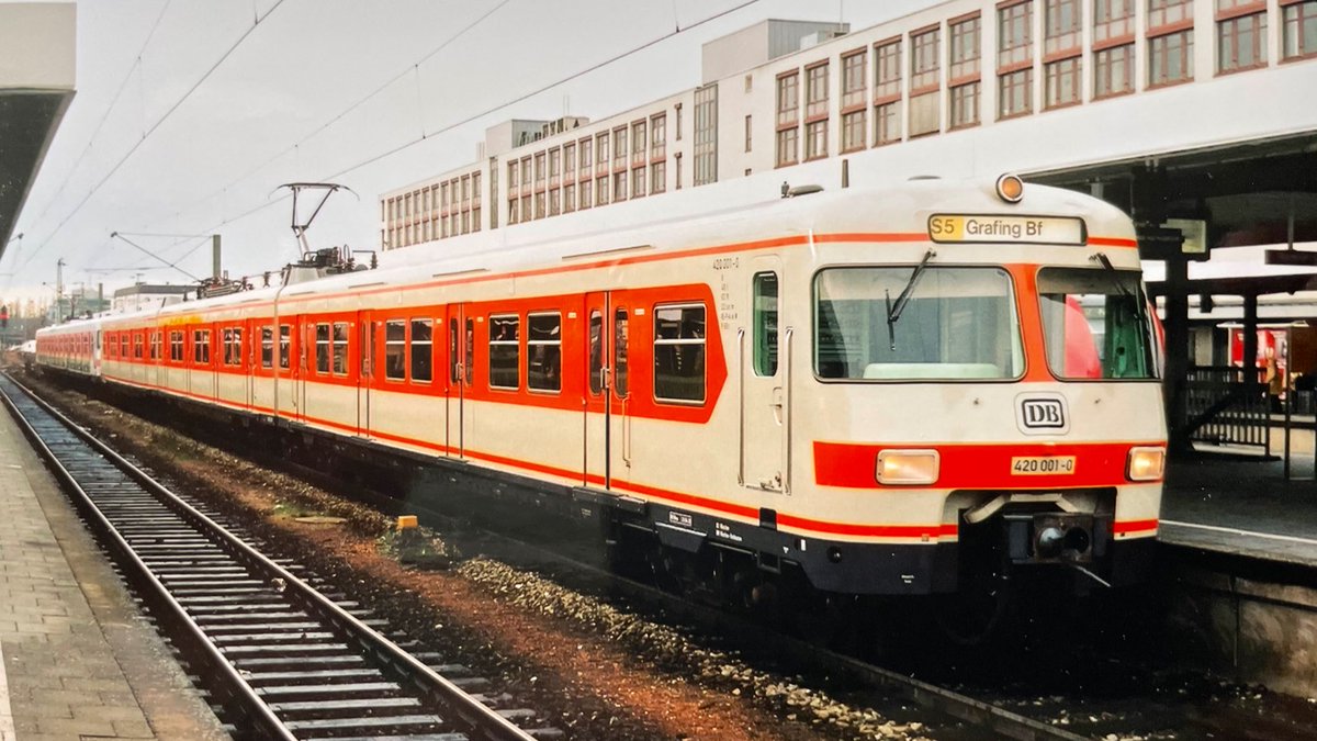 AndreasWiede's tweet photo. #DB 🇩🇪 S-Bahn #ET420: built in 1969, trainset 420.001 (on the 📷👇) used to be the designated heritage unit of the fleet, displaying its original livery and lettering. It is seen here in 2003 at #Munich 🇩🇪 East station, working a revenue earning commuter service.
#PastTrainTrips https://t.co/ZBqY1mv4Sy