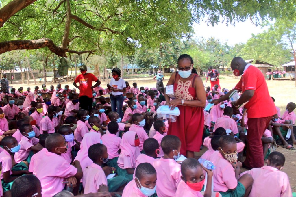 StraightTalkKe's tweet image. Today, we visited Mtomondoni Pry school in Shimo la Tewa, Kilifi where we distributed masks, #Covid19 prevention materials and shared #mentalhealth awareness with students.
IEC materials and training are vital to help debunk #Covid19 myths and end stigma.