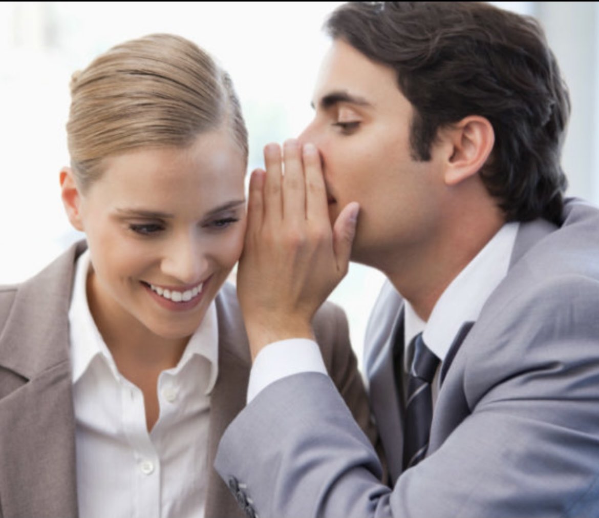 Расскажи тайну о ней. Рассказывает секрет. Расскажи тайну о ней. Человек шепчет на ухо. Девушка шепчет на ухо.