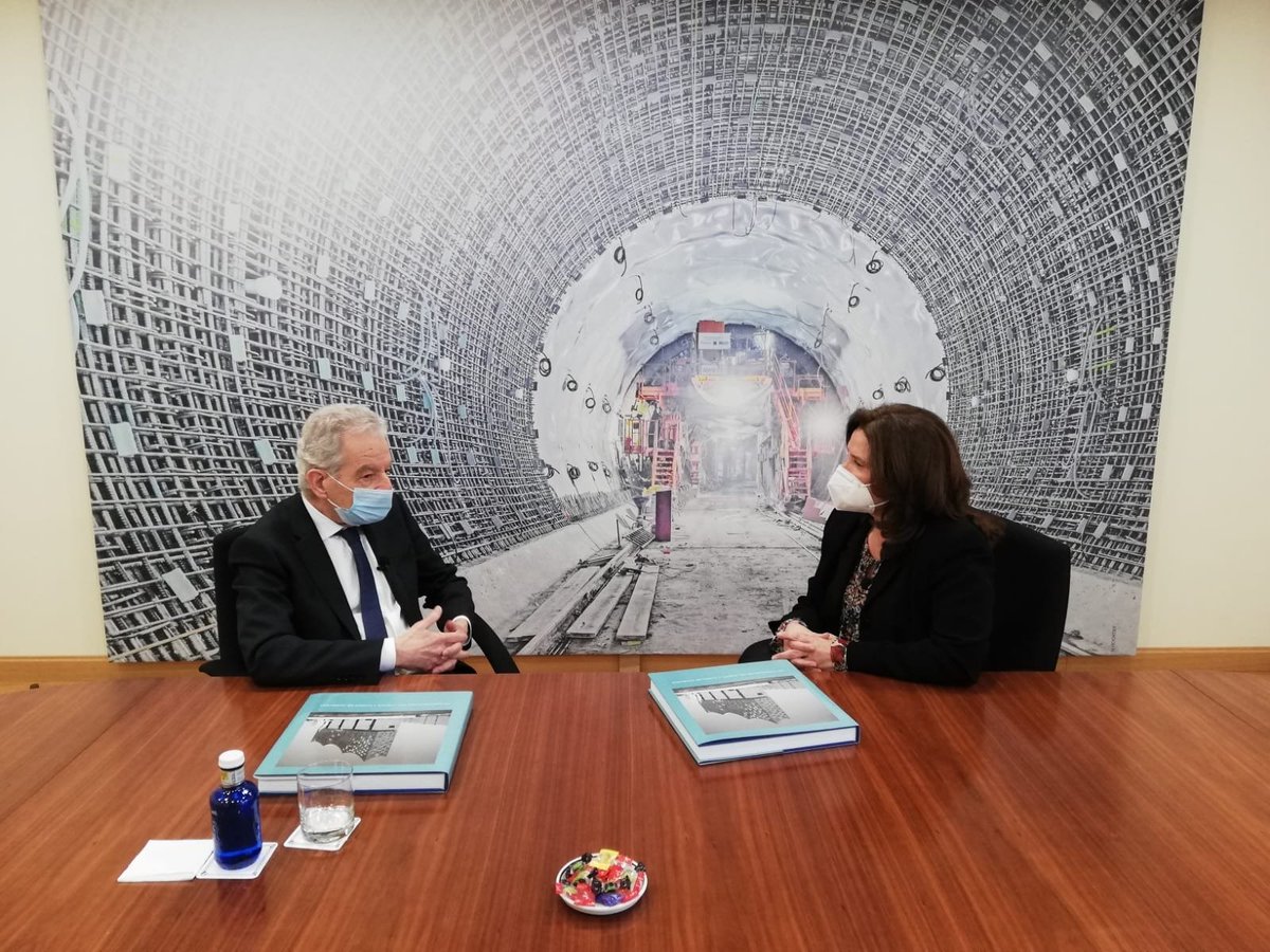 Socialiced's tweet photo. Esta mañana nos hemos adentrado en la sede del Grupo ACS de la mano de @El_Plural para charlar con su director de Política Estratégica, Miguel Aguiló (premio de Ingeniería Civil 2019), sobre su nueva publicación. Pronto en la web del diario. https://t.co/El5dEYOwif