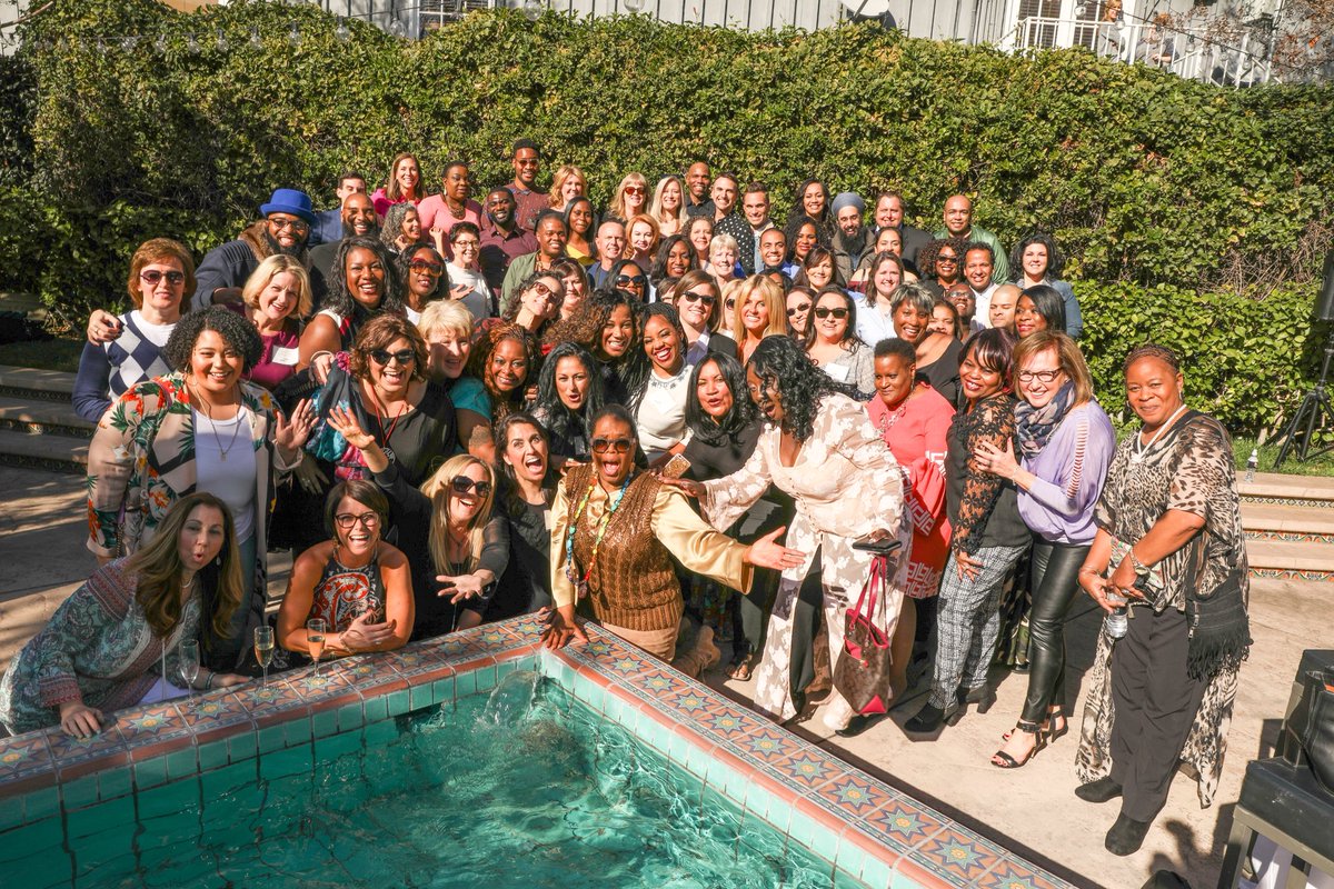 LizToo2010's tweet photo. Happy Birthday @Oprah Thank you or your friendship and being such a guiding light in my/this world. Enjoy your day celebrating all that is wonderful. Sending you my love.❤️🎂 #Oprah #HappyBirthdayOprah #OWNAmbassadors #friends https://t.co/AXc1EfLIhW