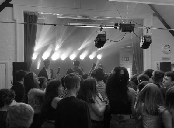 SirHenryFloyd's tweet photo. #OffParty, comprising Year 13 #SHFGS students was formed in early 2018 & quickly broke onto the local scene with their debut singles amassing over 130,000 streams collectively. They recently released "Without You" on
@Spotify - here is the link! 🎤🎼👏https://t.co/FChjmqxpNE https://t.co/hFCJuuCh5x