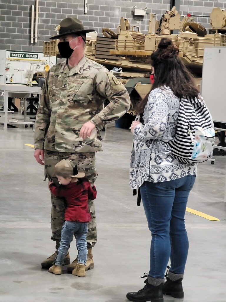 16thEcho's tweet photo. Senior Drill Sergeant Schmidβs Reenlistment π₯π₯π₯πΊπΈπΊπΈπΊπΈ
#NoTaskTooDifficult #WeTrainToMaintain https://t.co/k4Vq4PhGPM