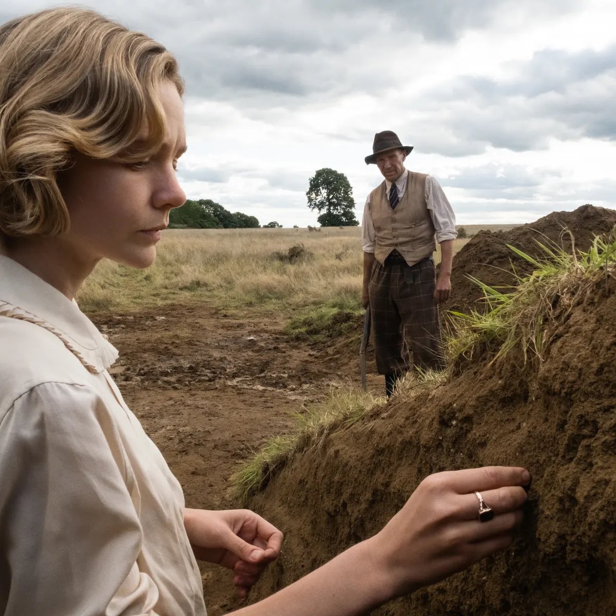 NeilMcGFilm's tweet photo. #nowwatching THE DIG (2020) starring Carey Mulligan and Ralph Fiennes - true story of the discovery of Anglo Saxon treasure here in my hometown in 1939

#thedigfilm #suttonhoo #burialship #treasure #anglosaxon #suffolk #basilbrown #edithpretty #woodbridge #netflix #careymulligan https://t.co/zatwusqY6I