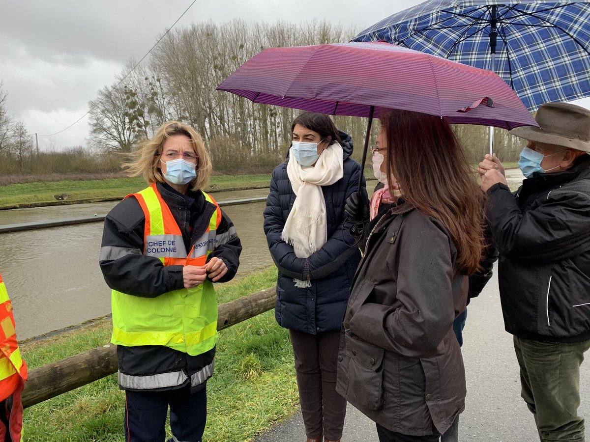 ASBFontaine's tweet photo. Je me suis rendue à nouveau à #Appilly pour échanger avec les élus et les habitants. Comme nous le craignions, de nouvelles #inondations commencent. Une action coordonnée est indispensable et urgente. Écoutons le terrain ! Bravo et courage aux SDIS 60 et 59 mobilisés pour pomper. https://t.co/lNzQEvnHpE