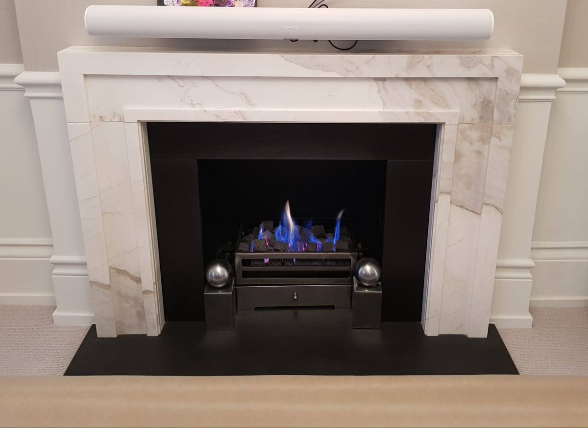 SignatureFires's tweet image. bespoke Chesney's Manhattan fire surround carved from heavily veined Statuary Marble , with Italian Black Slate Hearth and slips &amp;amp; Polished Steel Soho fire basket with spherical fire dogs and 6.9kw remote controlled gas fire  🔥