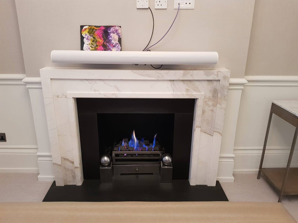 SignatureFires's tweet image. bespoke Chesney's Manhattan fire surround carved from heavily veined Statuary Marble , with Italian Black Slate Hearth and slips &amp;amp; Polished Steel Soho fire basket with spherical fire dogs and 6.9kw remote controlled gas fire  🔥