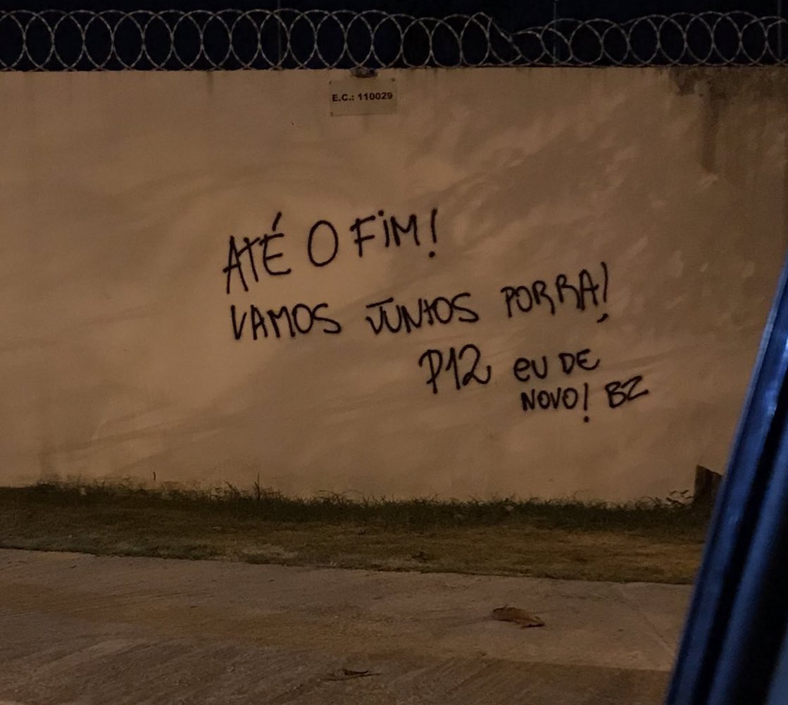 murodagavea's tweet photo. primeira vez que a pichação é de incentivo 🤭 https://t.co/Is5DelLVst