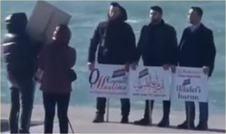 mk_mahmutkar's tweet photo. 100 yıl önce kaldırılan Hilafeti Müslümanlara hatırlatmak için bugün İstanbul Üsküdar'da yaptığımız video çekimi, Laik Kemalistlerin İslam'a öfkesini yine hortlattı. 
Biz IŞİD gibi zorbaların karaladığı Hilafeti değil Müslümanların umudu olan Raşidi Hilâfeti istiyoruz.
@odatv https://t.co/9IsHEoGY2N
