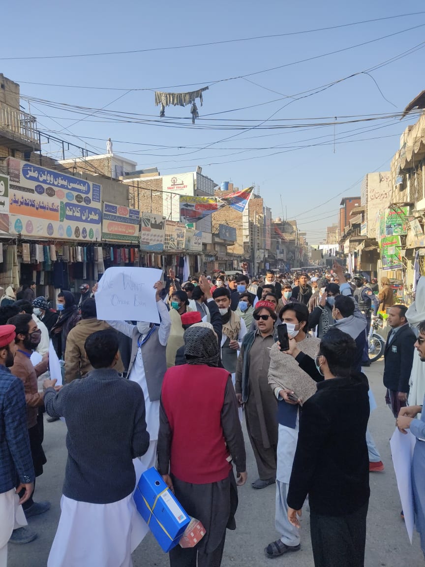 BazTaimur's tweet photo. پختون سٹوڈنٹس فیڈریشن گورنمنٹ پوسٹ گریجویٹ کالج بنوں اور منسلک تمام ڈگری کالجز کے بی ایس طلبہ نے آن لائن امتحان کے حق میں بڑا احتجاجی دھرنا دیا ان کے مطالبات فوری تسلیم کئے جائیں تاکہ ان کی پڑھائی مزید متاثر نہ ہو۔ 
#OnlineExamsOrWeProtest 
#PSFStandsWithStudents https://t.co/9Z6AKBG8j5