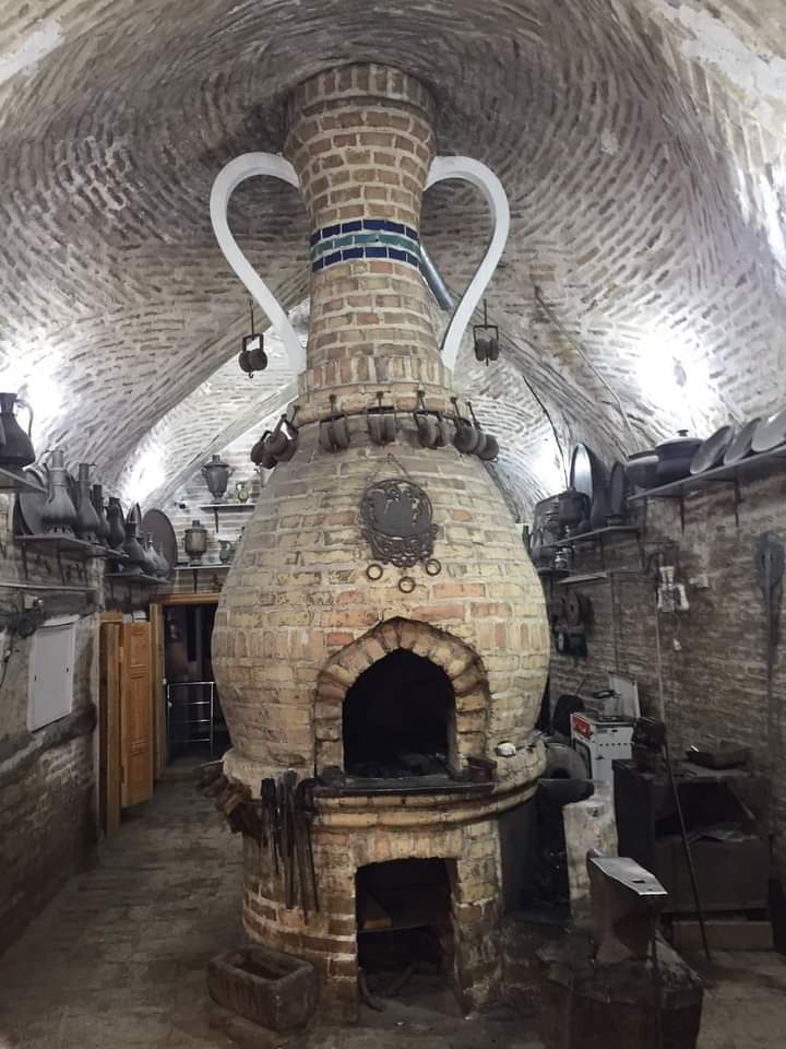 Geleneksel yöntemle ibrik ve bıçak imalatı yapılan Buhara'daki tarihi bir demircilik atölyesi