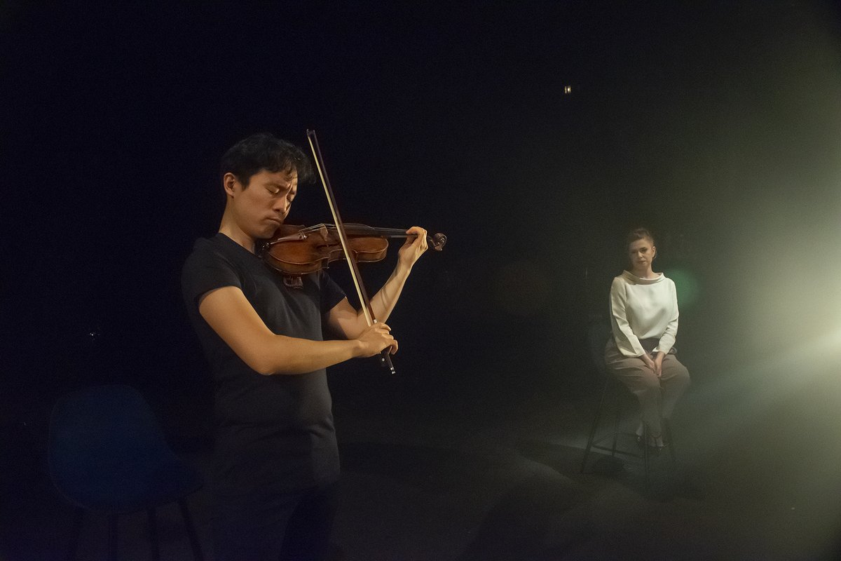 También podéis colaborar comprando su libro 'Yo soy el que soy', que podéis encontrar en nuestra librería y en su página web aaronleeverace.com/#libro, y cuyos ingresos van destinados a financiar la Casa Sylvia Rivera.