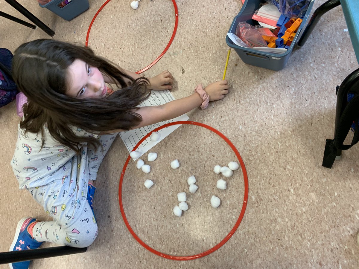 collinsHRSBmath's tweet photo. Il y a une tempête de neige dans la classe de Mme Comeau. Combien de boules sont dans le cercle at combien de boules ne sont pas dans le cercle? Les boules peuvent avoir une valeur de 1, 10, ou 100. @tcsep #HRCEMath https://t.co/X0AgczM7Gi