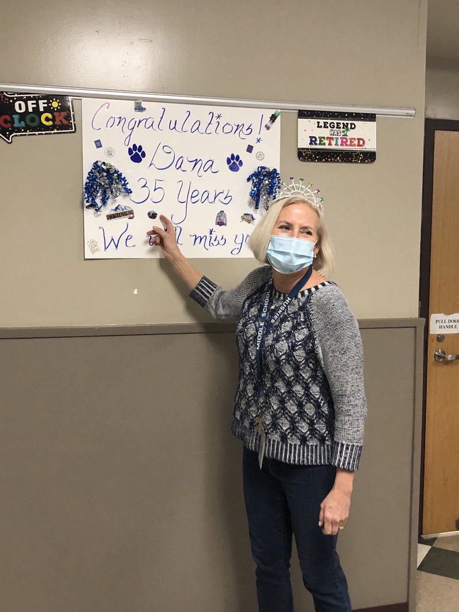 jillann727's tweet photo. Middle School South is celebrating the educational careers of Robin Hoenge and Dana Woolley ⁦@HowellTwpMSS⁩ . Enjoy your retirement!!! https://t.co/Ju6SXPpZzS