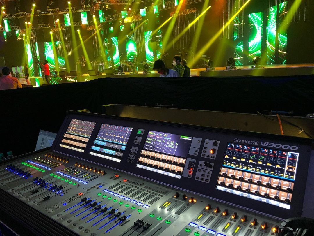 Elevate your mix with a #Soundcraft #ViSeries console! Featuring four Vistonics II touchscreen interfaces with sleek, updated 3D graphics, the #Vi3000 can be used by two engineers at the same time. Thanks for sharing, IG user clifford.dcosta! Learn more: bddy.me/3iX3TUu