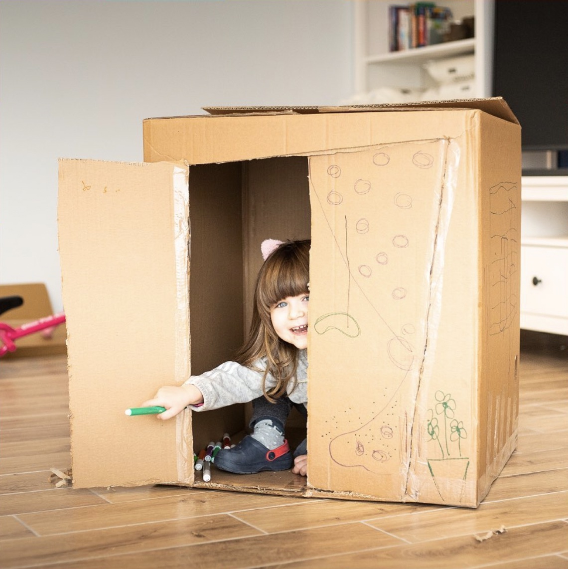 SmartStartMeck's tweet photo. Even simple objects can provide opportunities for your child to use their imagination. Provide your child with simple toys to use creatively. What would they do with a cardboard box or a paper towel tube? #thebasics #meckbasics #explorethroughmovementandplay #parentingresource https://t.co/L19WapqaXw