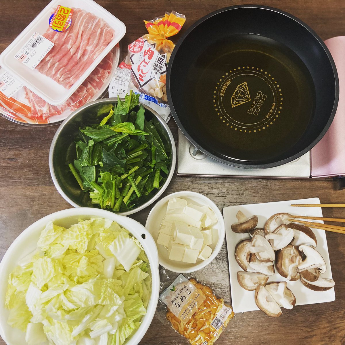 hinaru3blog's tweet photo. 今日は鍋もの白菜🥬ほうれんそう🥬きのこ🍄なめこ🍄豆腐と肉🥩
Hoy voy a preparar “nabemono “
Repollos, hongos , toufu, espinaca y carne .
#nabemono #comidajaponesa #japón #comida #cena #verduras #carne #cocina #なべもの #料理 #きのこ #なめこ #豆腐 #ご飯 #野菜 #肉 https://t.co/fcMvAgjLOW