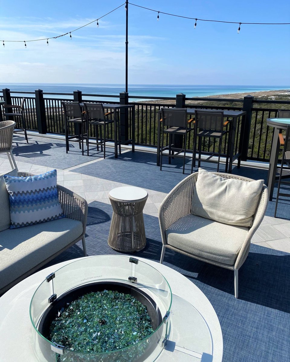 TheHendersonFL's tweet photo. Every shade of blue with this view. 🌞 Happy Friday from The Rooftop Bar! Enjoy live music &amp; holiday cocktails while you lounge with us this weekend. #LiveMusic #BlueViews #TheRooftopBar #FirepitTables #DestinFWB https://t.co/5qd7z4ha8M