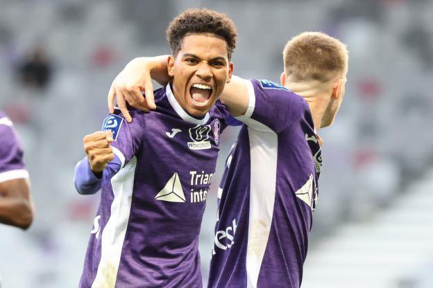 🔄La priorité de Pablo Longoria au milieu serait Amine Adli. L’OM a effectué une offre en-dessous des attentes de Toulouse, qui demande 15M€. Le joueur de 20 ans ne souhaite pas prolonger avec le TFC et veut rejoindre l’OM. Le président toulousain reste inflexible. (RMC) #TeamOM