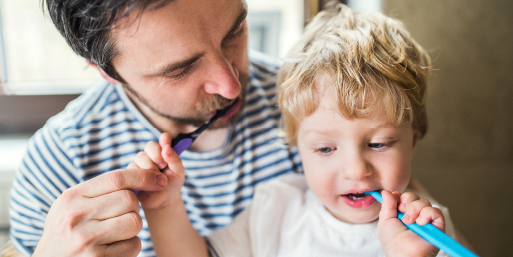 Канал жизнь ребенка. Ребенок у стоматолога. Мама и ребенок чистят зубы. Семья чистит зубы. Ребенок чистит зубы с родителем картинка.
