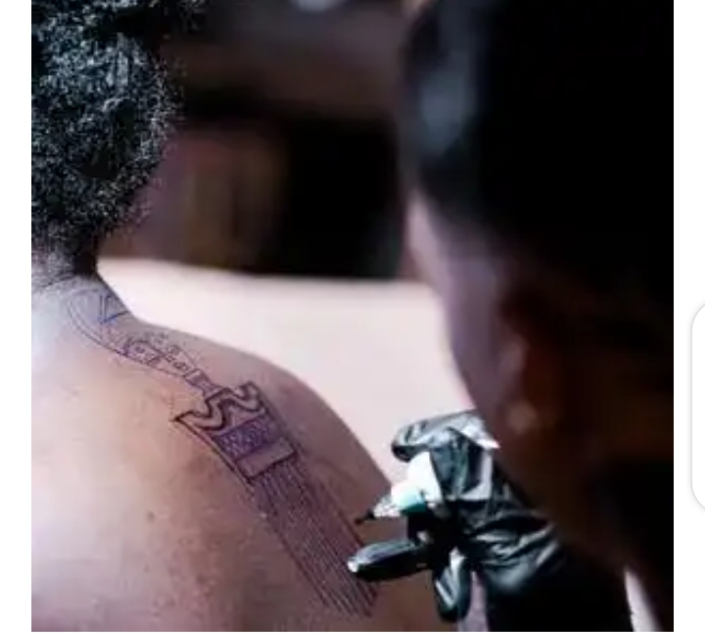 6)DUAFE TATTOO: The duafe symbol is represented by a wooden comb and is used to denote femininity,self care,love and cleaniless. As a tattoo, the duafe can be a loving reminder of one's own womanhood or africa roots.