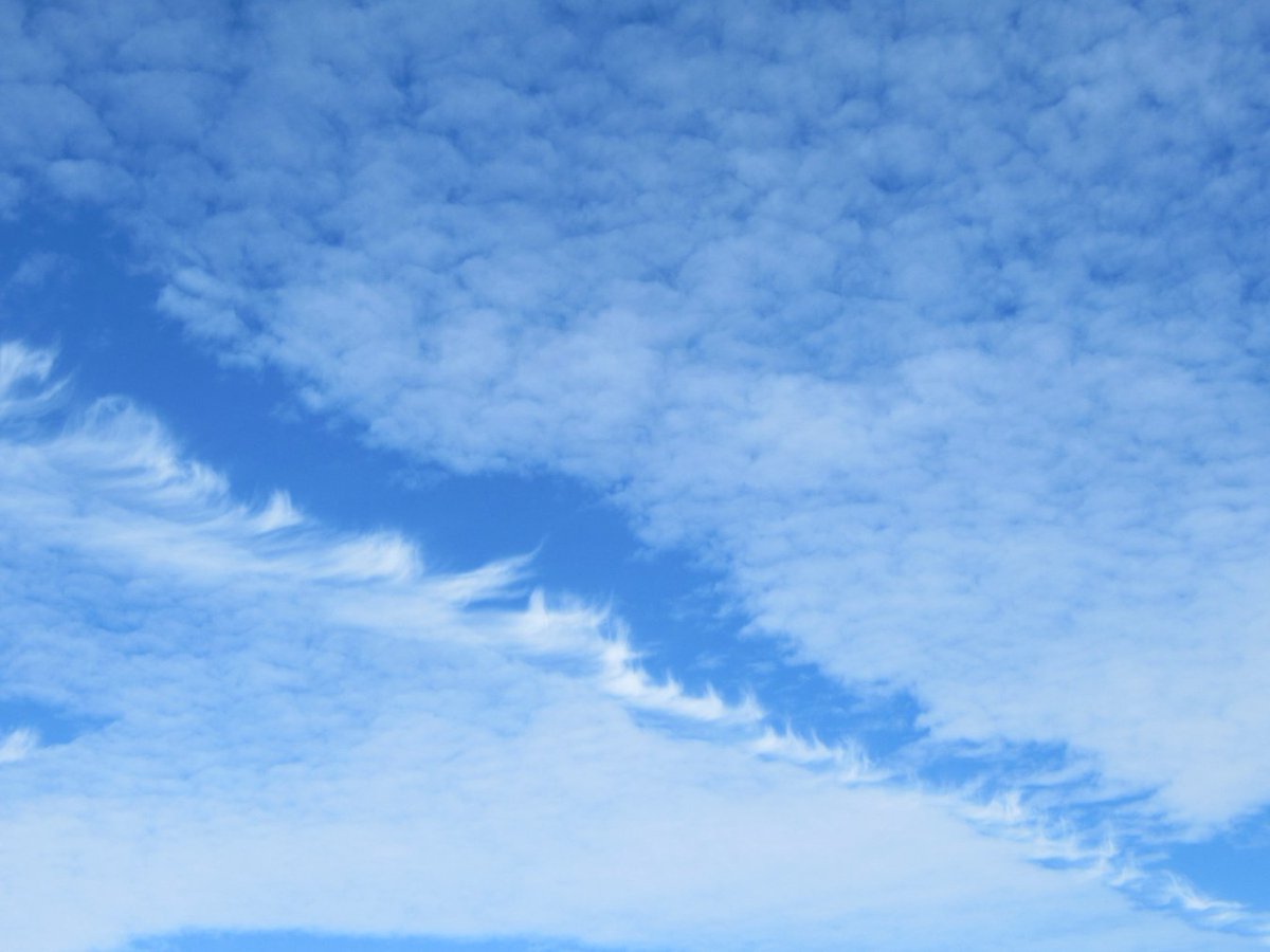 NWSAtlanta's tweet photo. A fallstreak hole, AKA "hole punch cloud," is an elliptical gap that can appear in altocumulus or cirrocumulus clouds when the supercooled water droplets abruptly freeze. These ice crystals then fall and leave a hole behind. (1/2) #gawx #cloudscience https://t.co/iPeMBBcAEJ