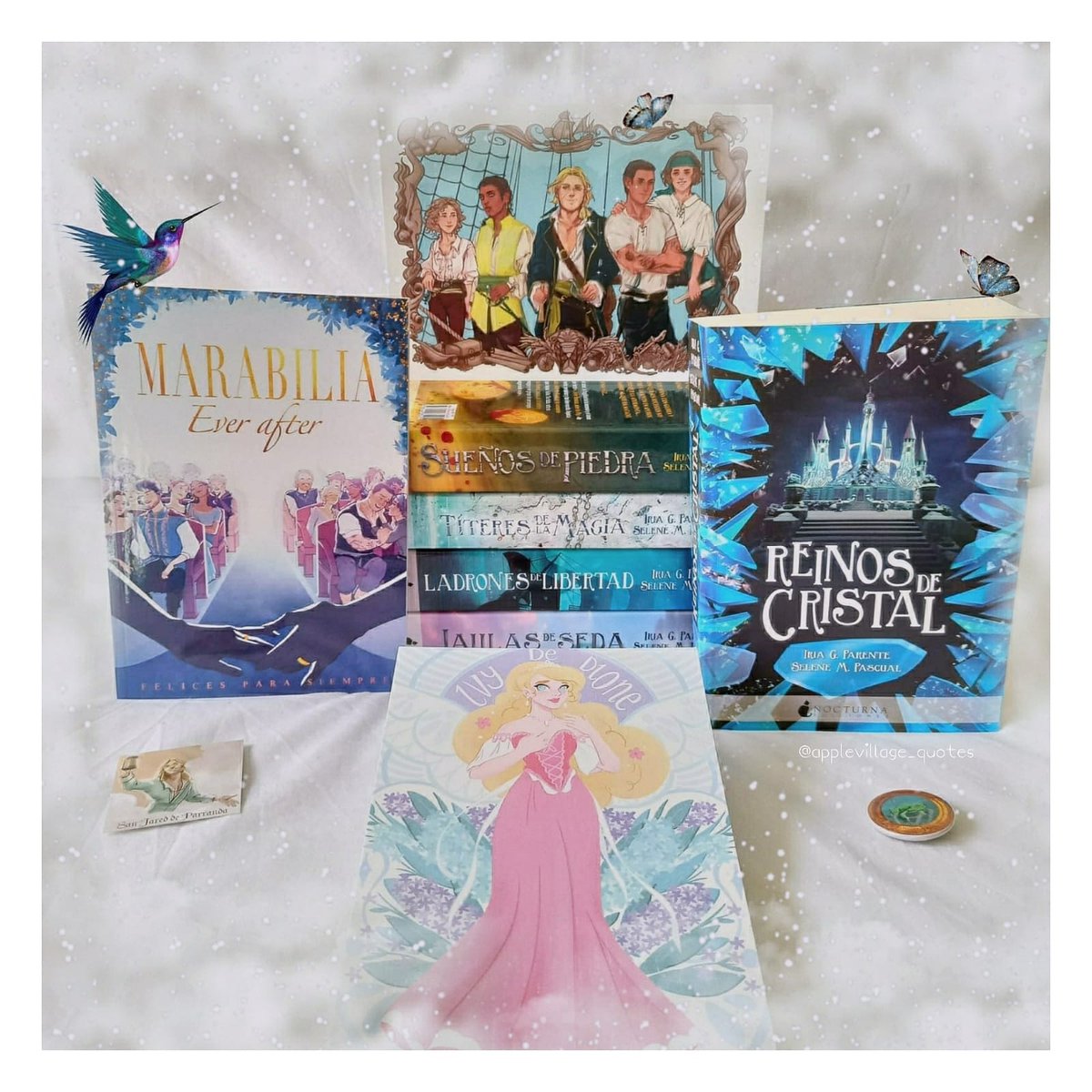 applevillagequo's tweet photo. NUEVA FOTO💖 Hoy os hablo de la saga Marabilia de @iriayselene y del fanzine de @MarabiliaEverA ¿Nos contáis cuál es vuestra saga favorita?😄 https://t.co/nzlEKSuwMG https://t.co/tOGIJZPkDN