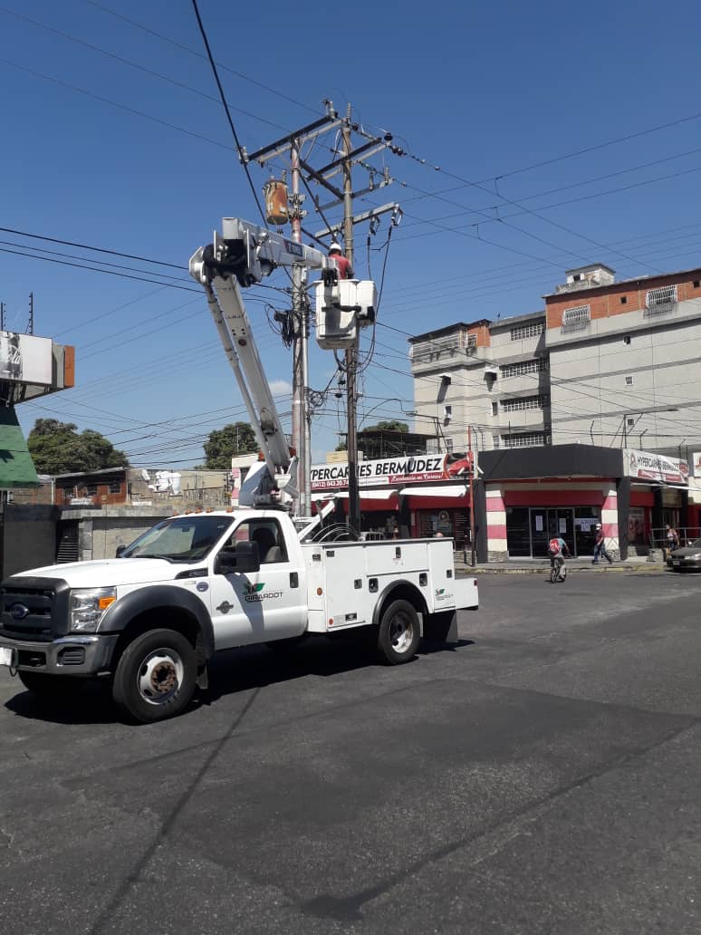 #FelizViernes Amigos de Maracay, Hoy #29Nov Retomamos nuestro Plan de alumbrado en una primera fase estamos dando atención en las principales avenidas de la ciudad.y estamos armando una planificación para las comunidades estaré informando por esta vía. #LaCiudadQueQueremos